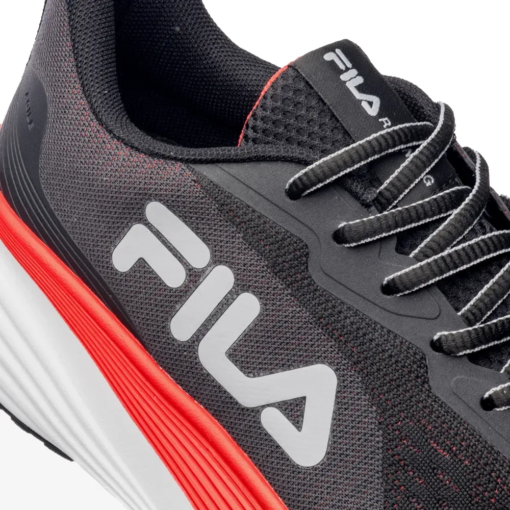 Tênis Fila Agile masculino preto em destaque, vista lateral com detalhes vermelhos